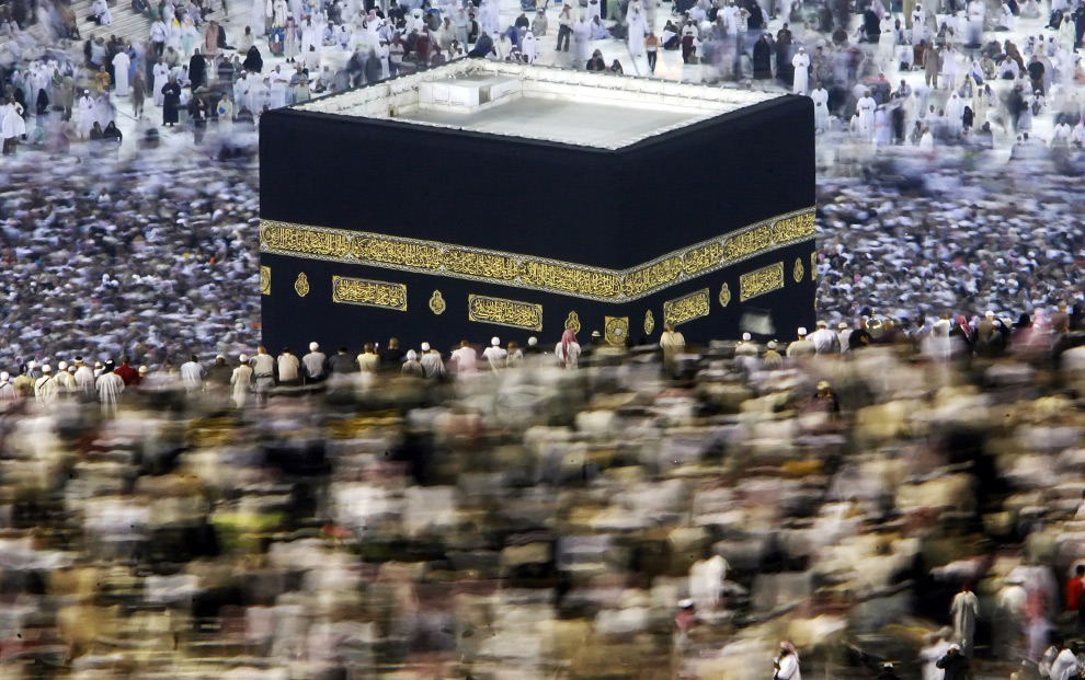 Saudi-team-cleans-Holy-Kaaba-roof-in-40-minutes-setting-new-record-rapidnews-rapid-news-dailyrapidnews