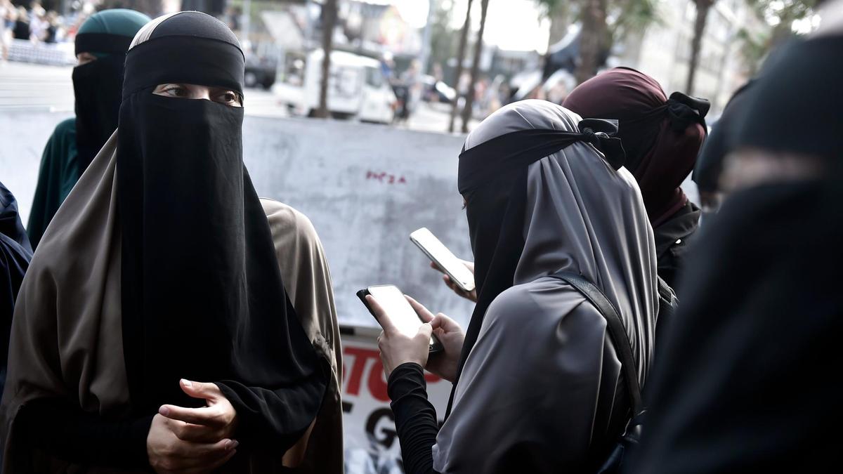 Swiss voters favour ‘burqa ban’, poll shows ahead of public vote