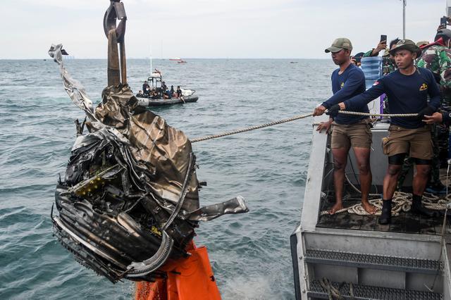 indonesia-uses-unmanned-undersea-vehicle-in-hunt-for-air-crash-victims-black-boxes_rapid-news-rapidnews-dailyrapidnews-air-carsh-victims