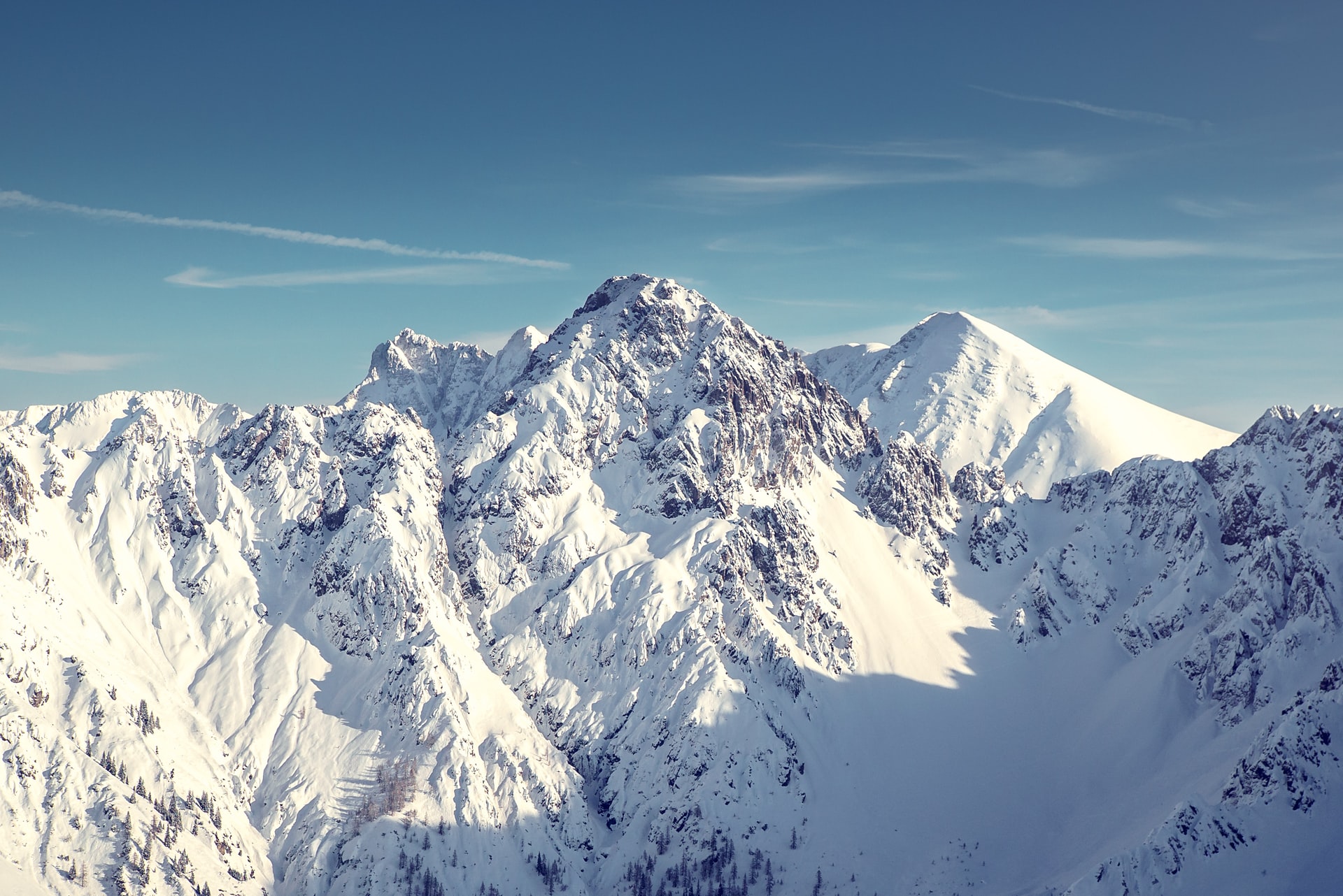 rapid-news-rapidnews-Man-trapped-for-2.5-hours-in-French-Alps-avalanche-makes-miraculous-escape-dailyrapidnews