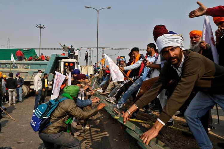 rapidnews-rapid-news-Thousands-of-Indian-farmers-rally-on-flag-bedecked-tractors-in-Republic-Day-protest-dailyrapidnews