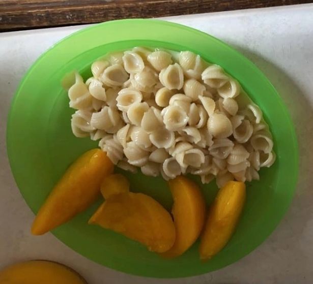 Mum divides opinions with ‘lazy’ lunch she makes her kids while homeschooling