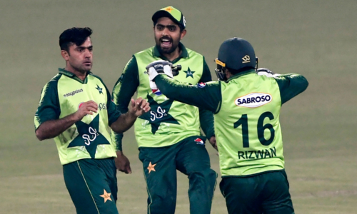 Pakistan 80-2 at end of 10 overs in 165-run chase against South Africa in third T20