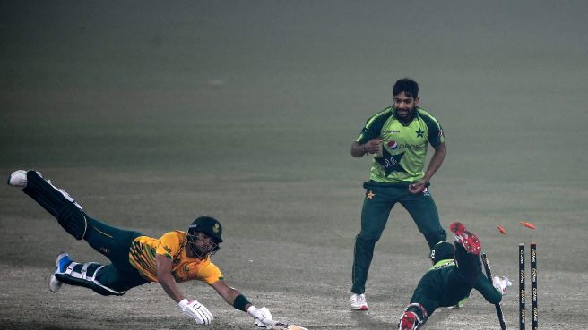 Pakistan-80-2-at-end-of-10-overs-in-165-run-chase-against-South-Africa-in-third-T20-rapidnews-dailyrapid