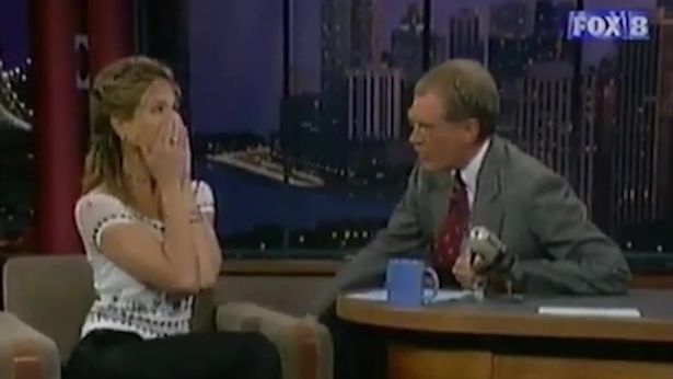 jennifer-aniston-fans-disgusted-as-letterman-licks-her-hair-rapid-news-dailyrapid-dailyrapidnews-lifestyle