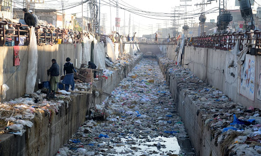 Govt vows to clear Lahore of litter in a week