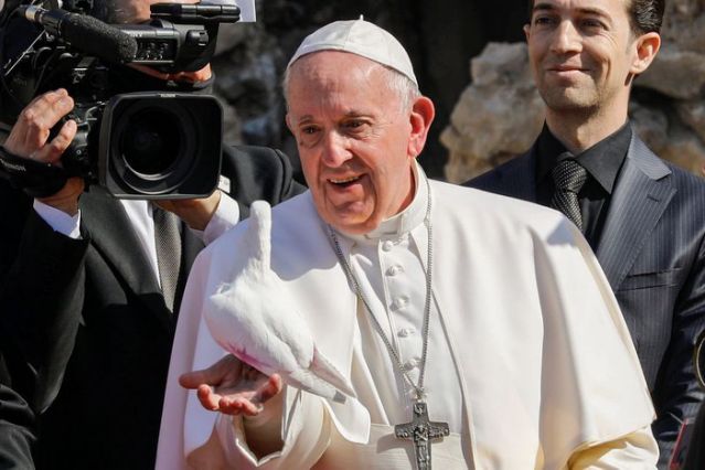 Pope-Francis-releases-dove-of-peace-as-he-visits-former-ISIS-stronghold-Mosul-rapidnews