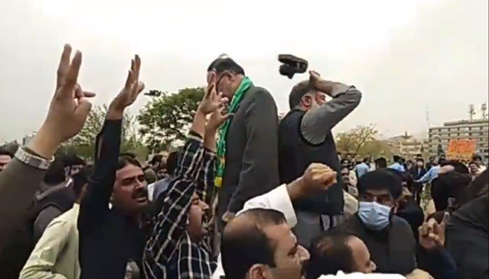 Shoe-thrown-at-Ahsan-Iqbal-outside-National-Assembly-rapidnews-dailyrapid