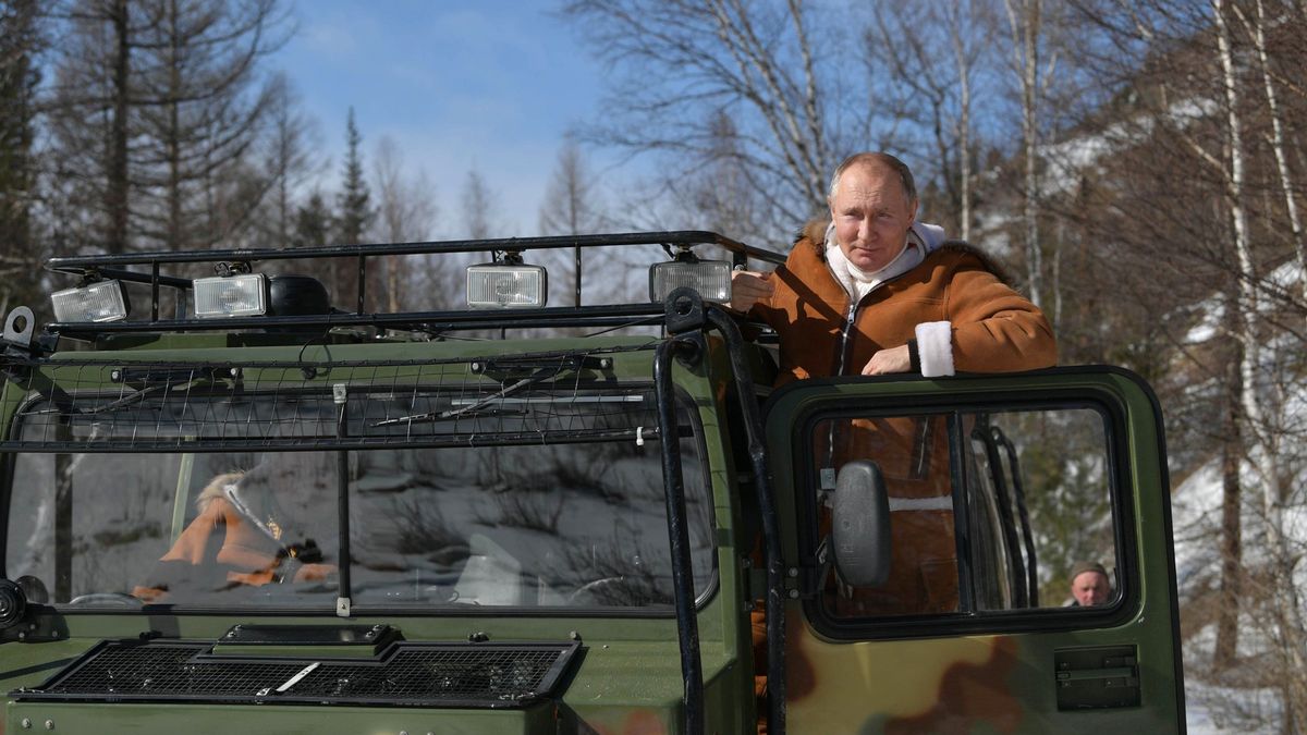 Vladimir-Putin-Sergey-Shoigu-in-Siberia-Vladimir-Putin-drives-tank-across-frozen-river-dressed-in-sheepskin-in-bizarre-photos-rapidnews