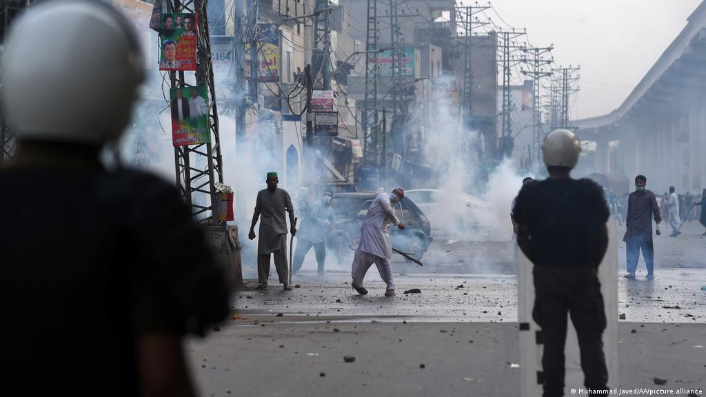 17-TLP-protesters-arrested-for-thrashing-policeman-in-DG-Khan-rapidnews