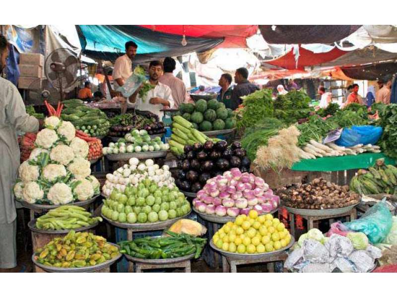 Deputy-Commissioner-Muhammad-Ali-inspects-the-bidding-process-and-wholesale-prices-of-fruits-and-vegetables-rapidnews-dailyrapid