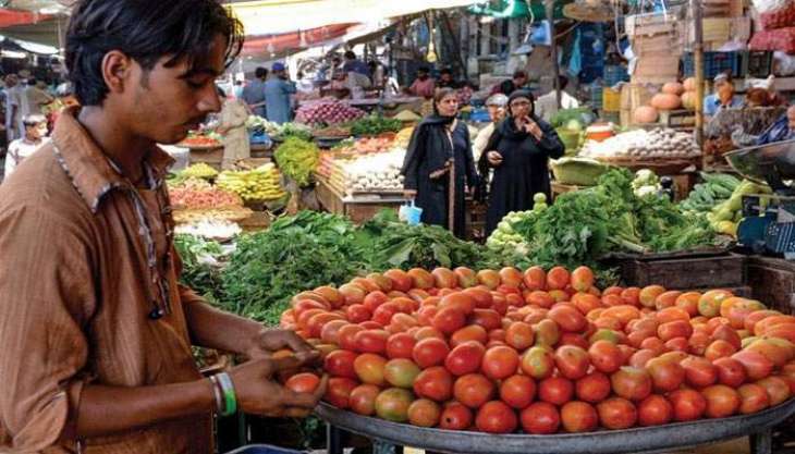 Deputy Commissioner Muhammad Ali inspects the bidding process and wholesale prices of fruits and vegetables