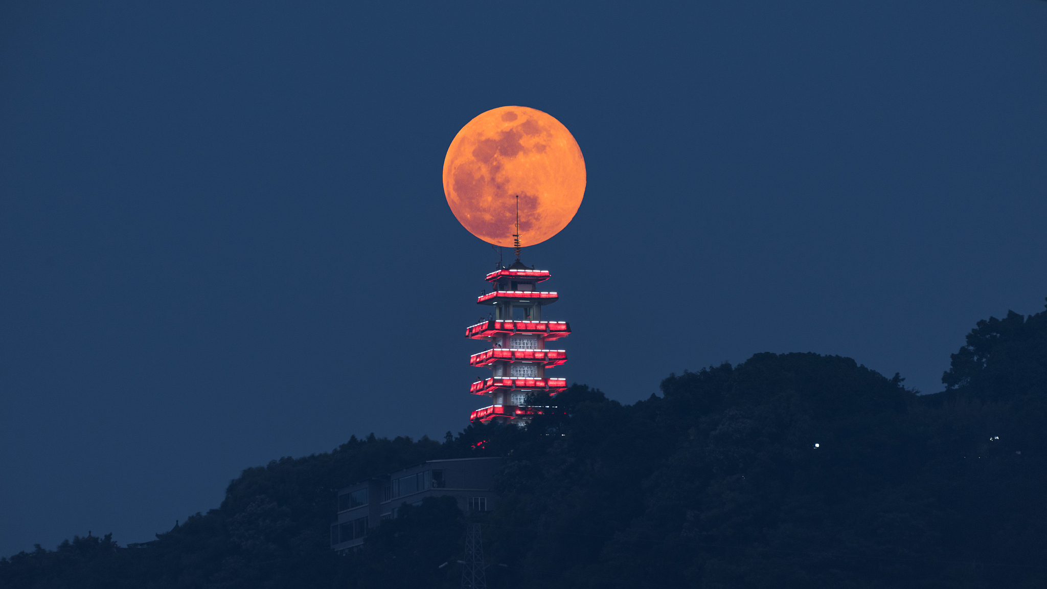 First-supermoon-of-2021-lights-up-the-sky-rapidnews