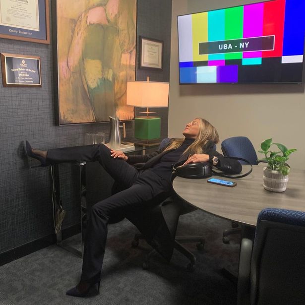 Jennifer-Aniston-collapses-with-exhaustion-at-her-desk-on-The-Morning-Show-rapidnews-dailyrapid