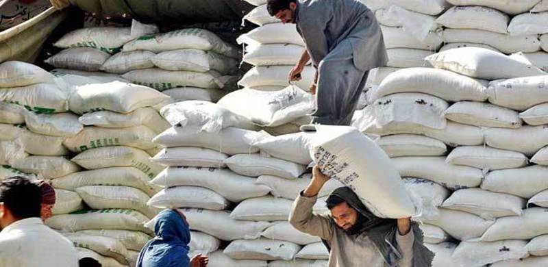 sugar-hoarders-300-sugar-bags-seized-during-raid-at-Faisalabad-warehouse-rapidnews