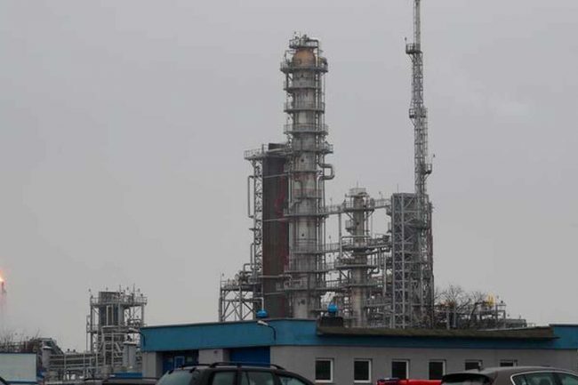 Oil near one-week high as prospect of Iran glut wanes