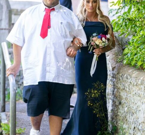 After pleading with her sister to move the wedding up in case she goes to jail, Katie Price is a bridesmaid.