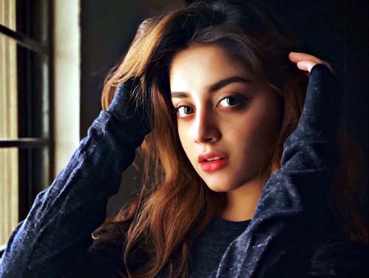 Alizeh Shah shocks fans by deleting all Instagram posts