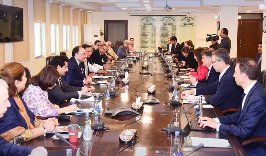 In meeting with IMF team, Pakistan vows to fully implement $7bn loan program