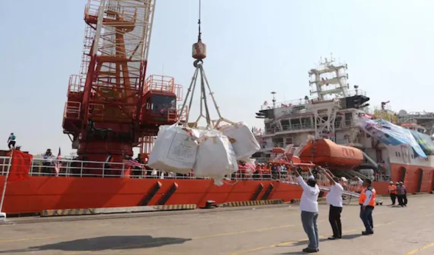 Pakistan’s first direct cargo ship reaches Bangladesh’s Chittagong port