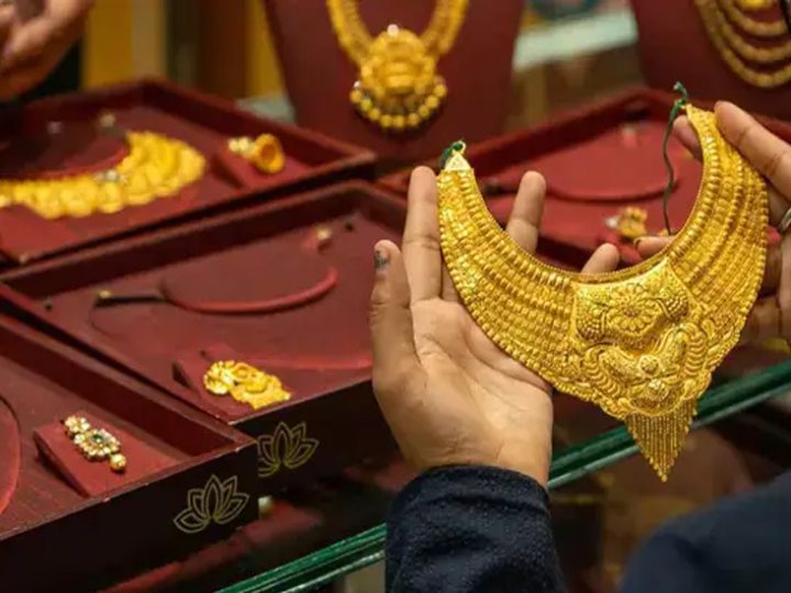 Gold per tols prices surge in Pakistan; reaches Rs282,800