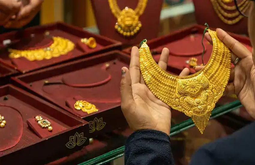 Gold per tols prices surge in Pakistan; reaches Rs282,800