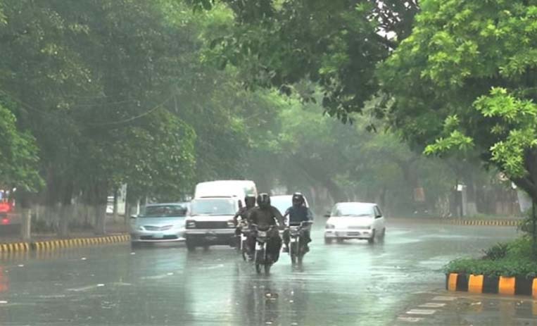 Light rain brings chill to Lahore amid hazardous air quality