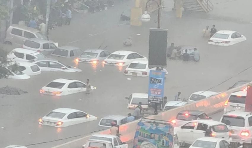 Heavy showers trigger urban flooding, inundate roads in Karachi